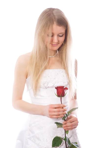 Jovem noiva sorridente olhar para rosa vermelha — Fotografia de Stock