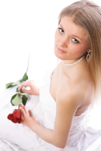 与玫瑰的年轻新娘 — 图库照片