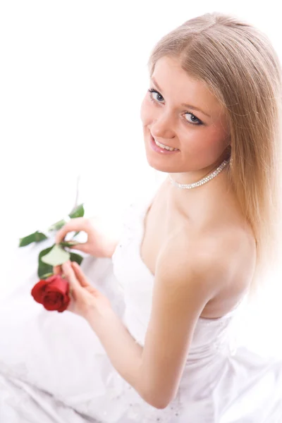 Jovem noiva sorridente com rosa — Fotografia de Stock