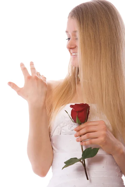 Молодая улыбающаяся невеста с розой — стоковое фото
