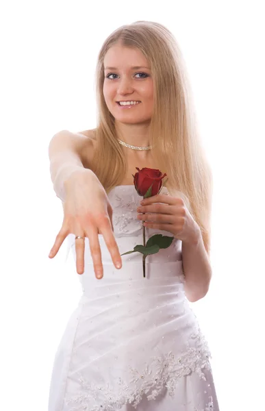 Unga leende bruden med ros — Stockfoto
