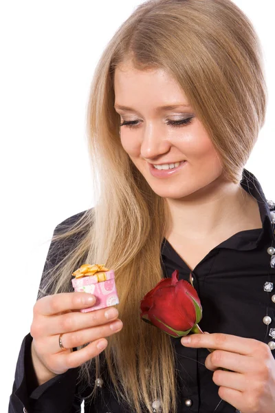 Mooi meisje houdt rode rose en cadeau — Stockfoto