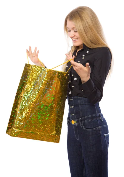 Junges Mädchen öffnet Einkaufstasche — Stockfoto