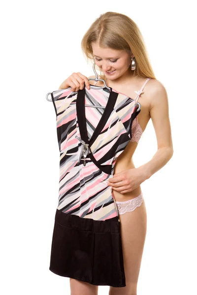 Молодая девушка попробуйте платье — стоковое фото