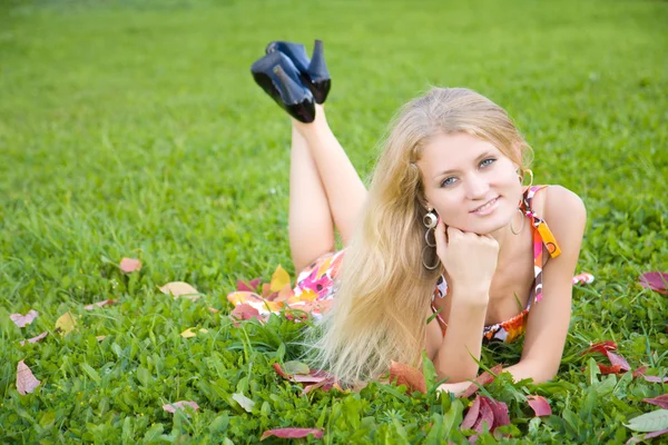 Frau liegt auf grünem Gras — Stockfoto