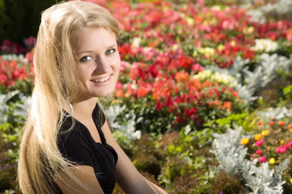 Młoda blond kobieta w parku — Zdjęcie stockowe