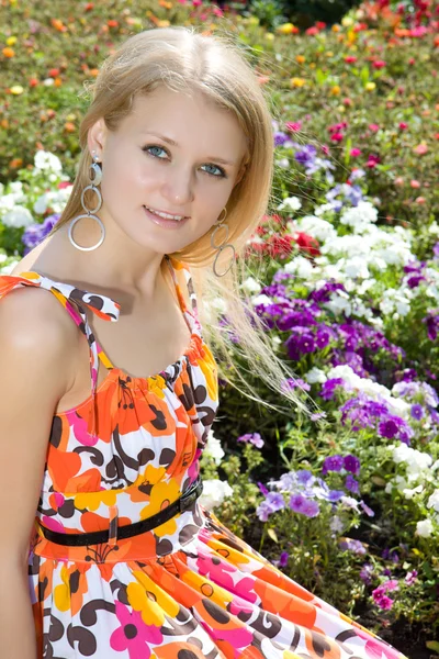 Ung blond kvinna i park — Stockfoto