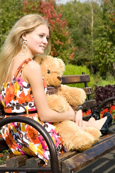 Attraktive Frau mit Teddybär — Stockfoto