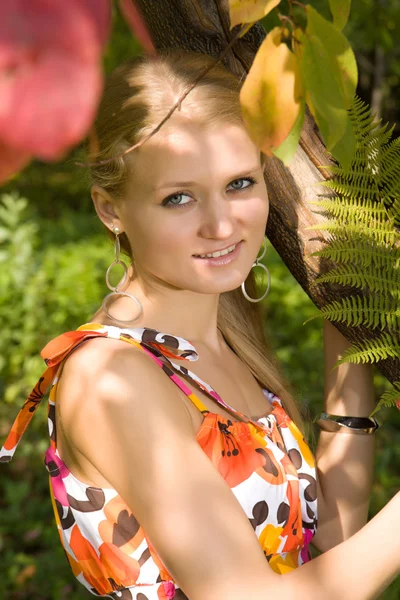 Femme caucasienne dans le parc d'été — Photo