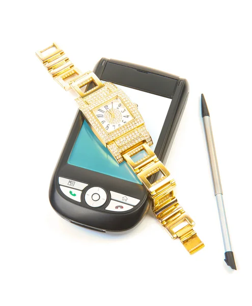Smartphone und goldene Uhr. — Stockfoto