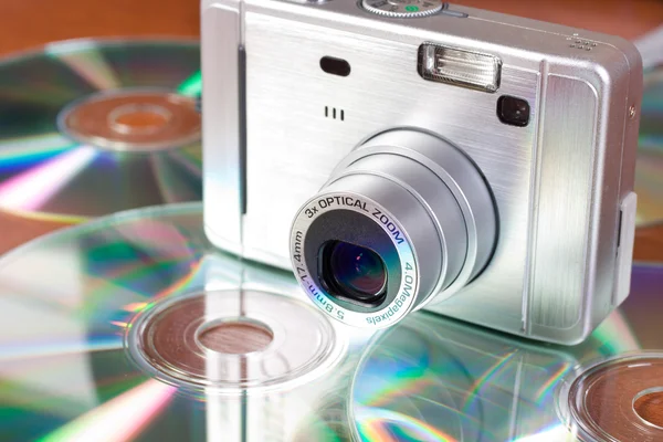 コンパクトなデジタル カメラと cd — ストック写真