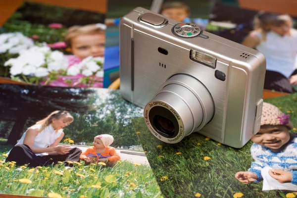 Компактная цифровая камера и фотографии — стоковое фото