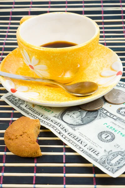 Оплата за кофе и печенье — стоковое фото