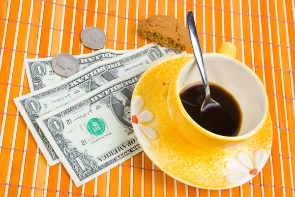 Trzy dolary i 50 cent płacić na kawę — Zdjęcie stockowe
