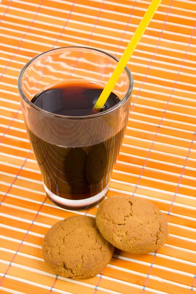 Fresh drink in glass and oatmeal cookies — Stock Photo, Image