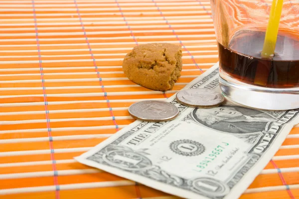 Оплата напитков и печенья — стоковое фото