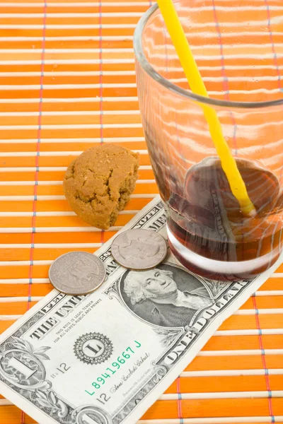 Um dólar e 50 cêntimos pagam por bebida — Fotografia de Stock
