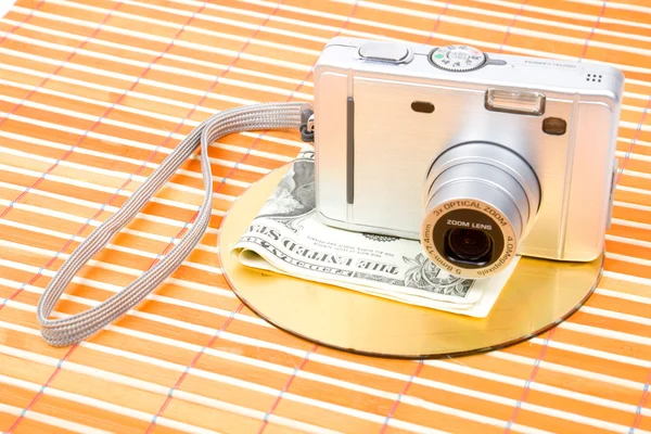 Nós dinheiro e câmera fotográfica digital — Fotografia de Stock