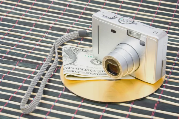 Nós dinheiro e câmera fotográfica digital — Fotografia de Stock