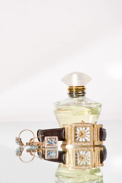 Złotą biżuterię i perfumy — Zdjęcie stockowe