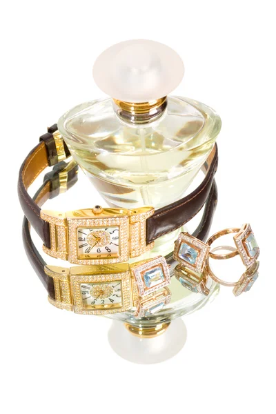 Zlaté šperky a parfémy — Stock fotografie