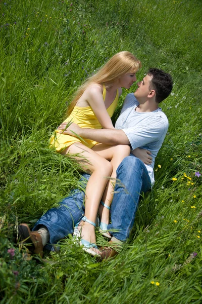 Casal atraente juntos no prado — Fotografia de Stock
