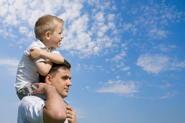 Pequeño hijo se sienta en los hombros del padre —  Fotos de Stock