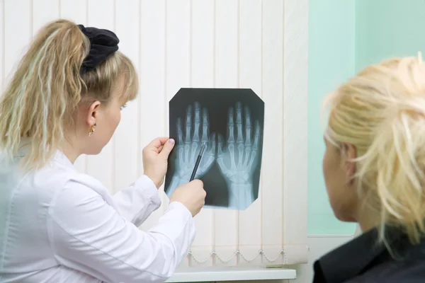 Lékař a pacient zkoumat rentgenové — Stock fotografie