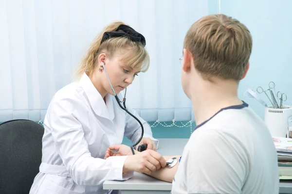 Dokter die de bloeddruk controleert — Stockfoto