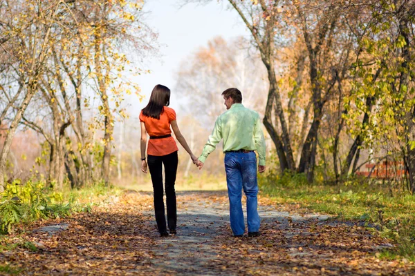 Νεαρό ζευγάρι περπατά στο πάρκο — Φωτογραφία Αρχείου