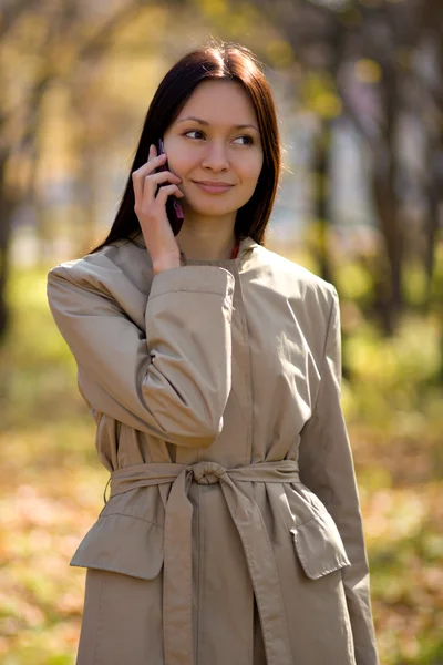 Söt brunett tjej på mobiltelefon — Stockfoto