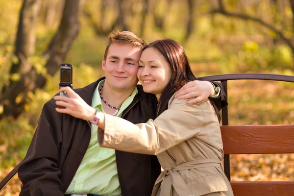 Meisje nemen foto met mobiele telefoon — Stockfoto