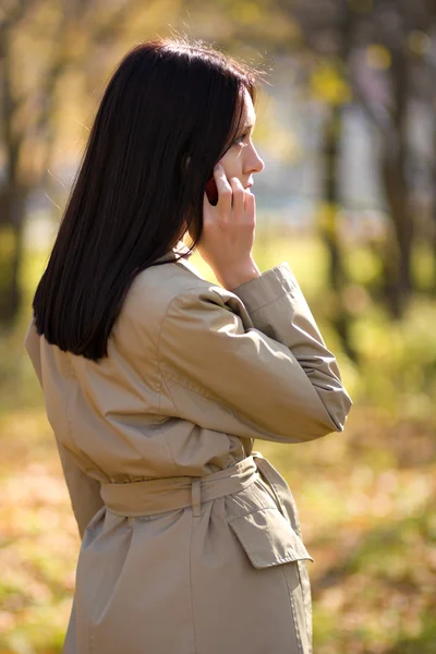 Женщина звонит по мобильному телефону — стоковое фото