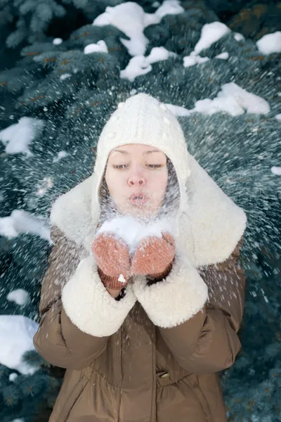 Joven mujer soplando nieve — Foto de Stock