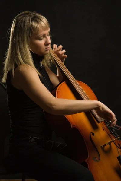 Γυναίκα μουσικός με βιολοντσέλο — Φωτογραφία Αρχείου