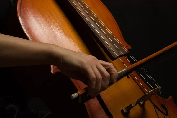 Крупним планом музичні руки з віолончеллю — стокове фото
