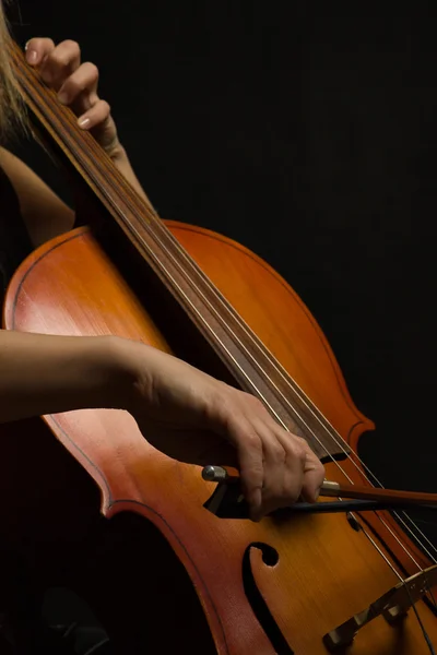 Primer plano músico manos con violonchelo — Foto de Stock