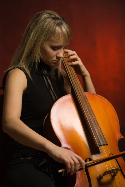 Женщина-музыкант с виолончелью — стоковое фото