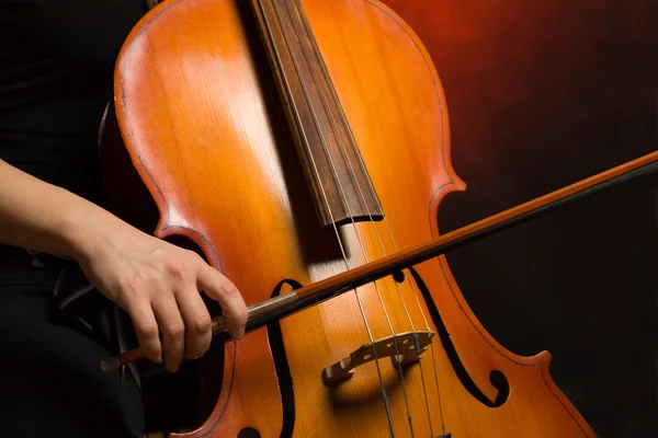 Fechar as mãos músico com violoncelo — Fotografia de Stock