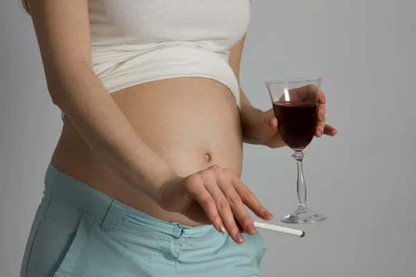 Zwangere vrouw bedrijf sigaret — Stockfoto