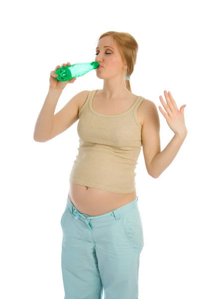 Беременная женщина пьет воду — стоковое фото