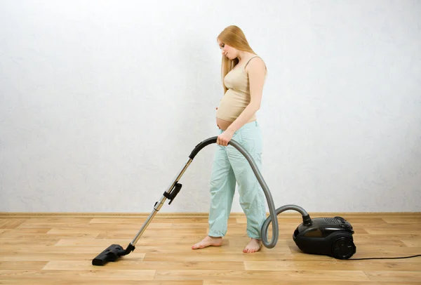 Femme enceinte nettoyage sol — Photo