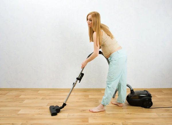 Zwangere vrouw schoonmaak vloer — Stockfoto