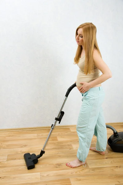 Donna incinta pulizia pavimento — Foto Stock
