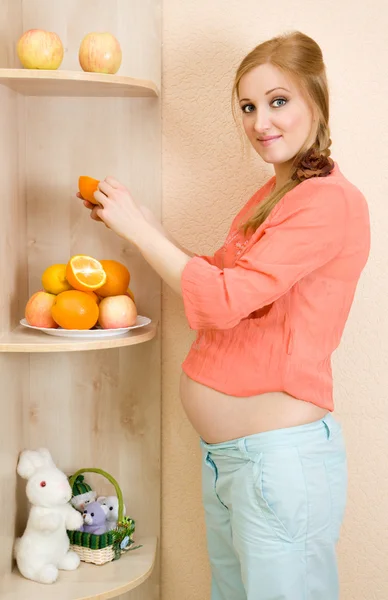 Schwangere isst Obst — Stockfoto