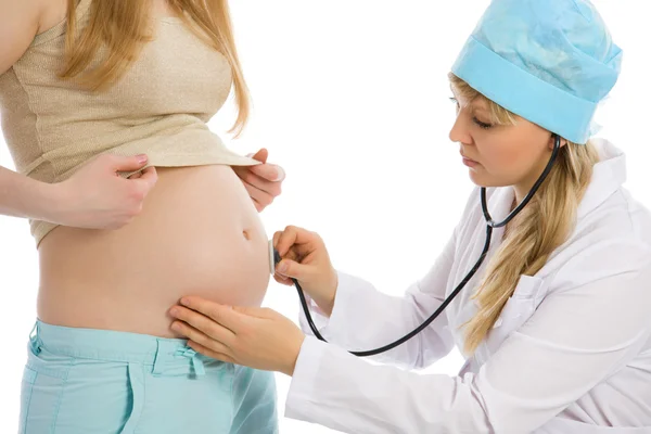 Doktor hamile kadın ele alıyor. — Stok fotoğraf