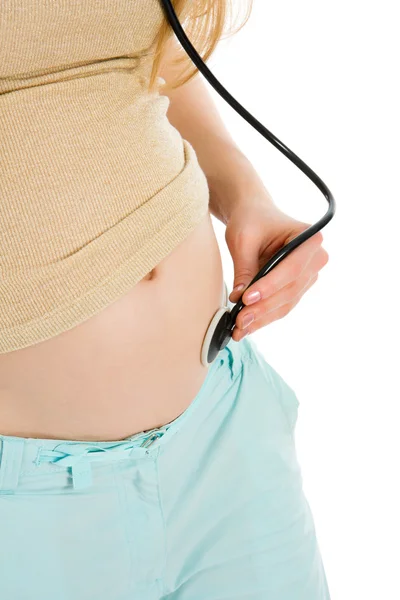 Junge schwangere Frau hört auf Bauch — Stockfoto