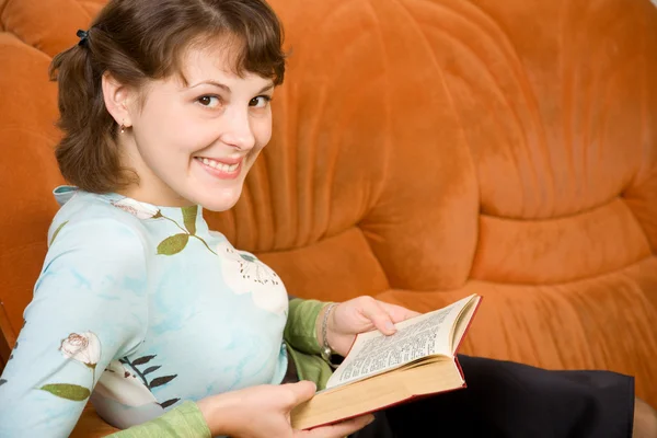 Młoda dziewczyna czyta książkę — Zdjęcie stockowe
