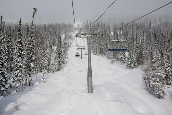 Wyciąg narciarski na górę gór — Zdjęcie stockowe