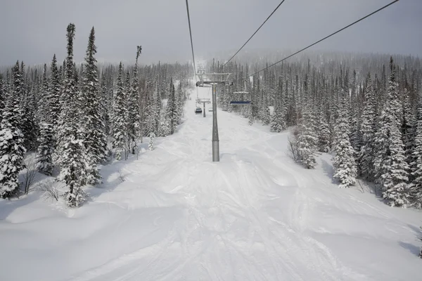 滑雪缆车到山顶 — 图库照片